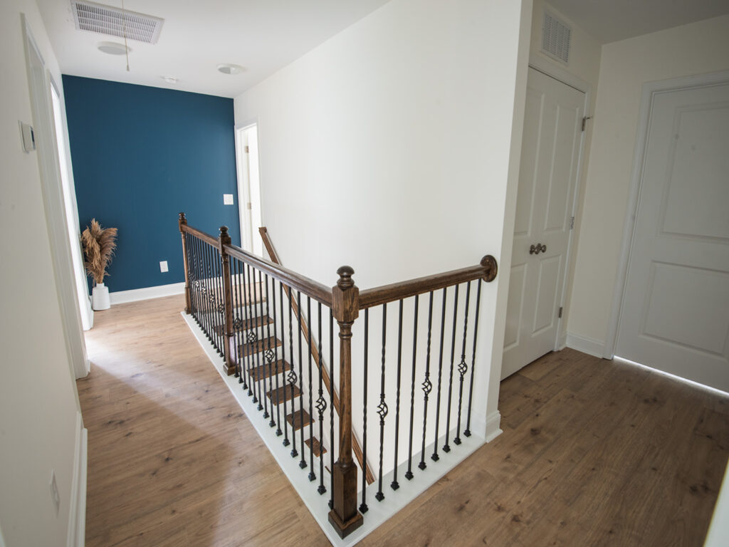 Fotografía inmobiliaria de escalera y área interior de vivienda