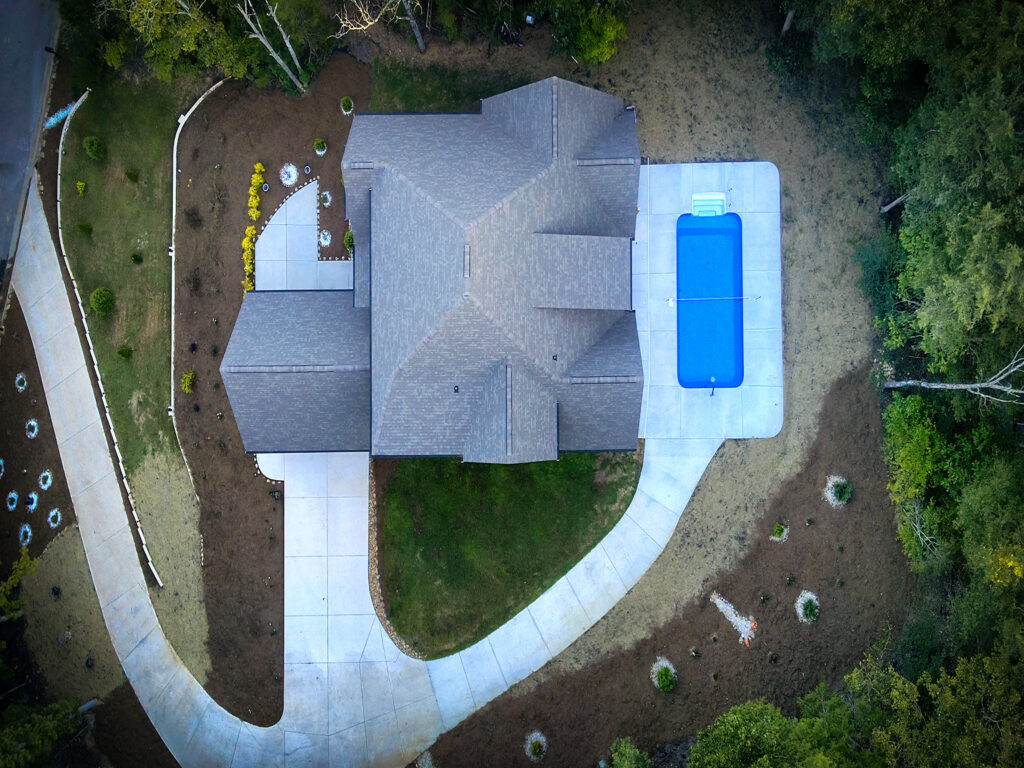 Vista aérea de propiedad residencial con piscina