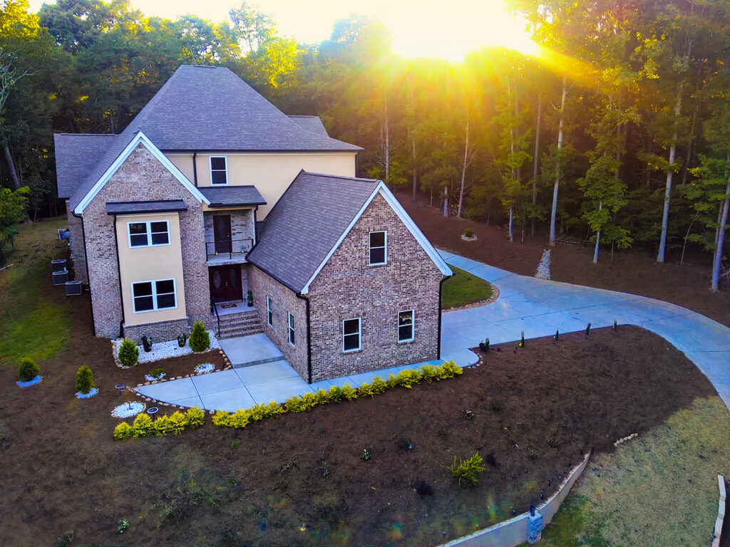 Fotografía inmobiliaria exterior de casa al atardecer